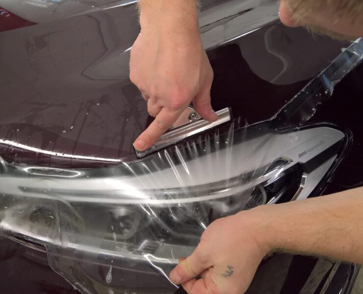 Установка_антигравийной_пленки_на_капот